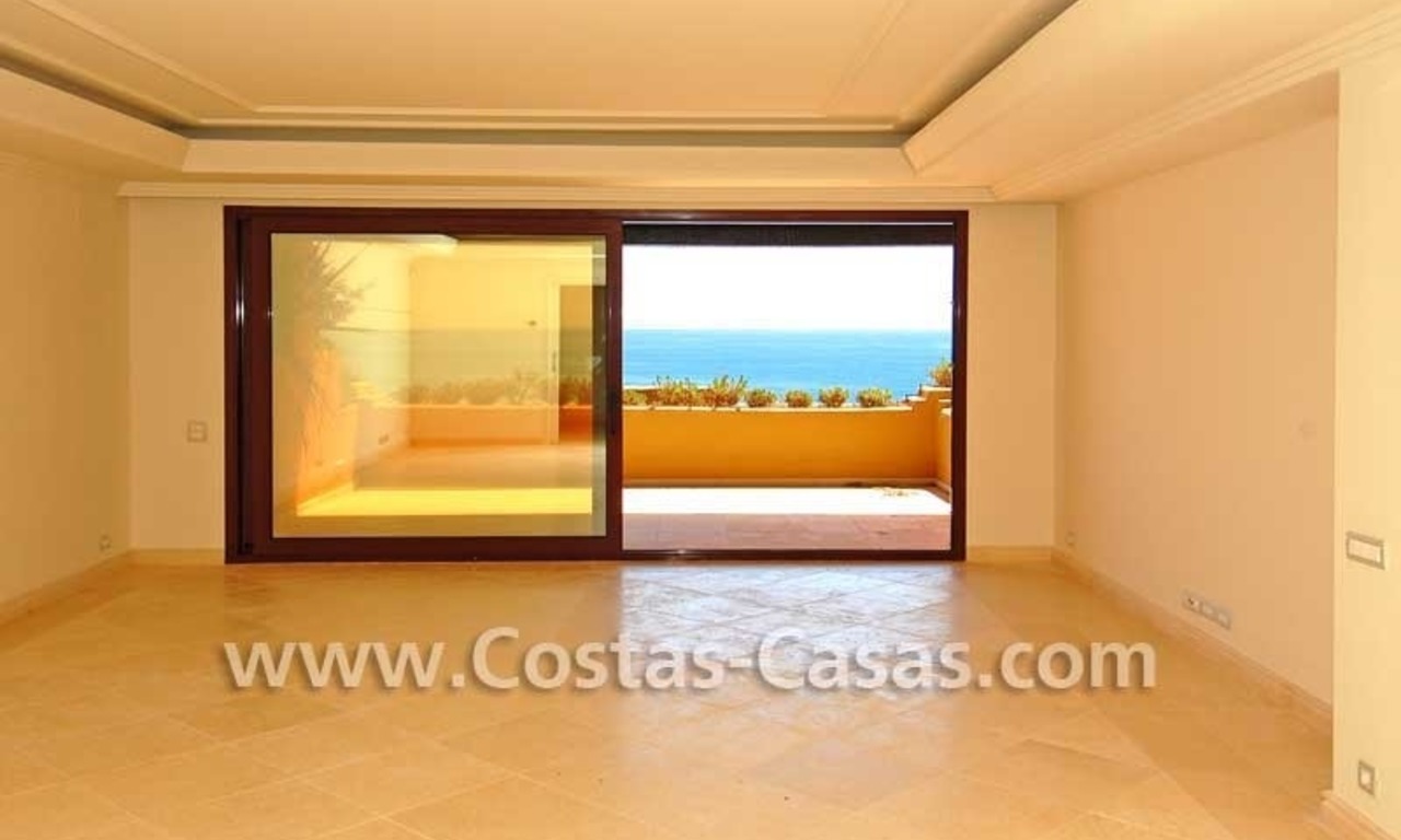 Apartamento de lujo, primera línea de playa, ubicado en complejo frontal al mar, la Nueva Milla de Oro, Marbella - Estepona 6