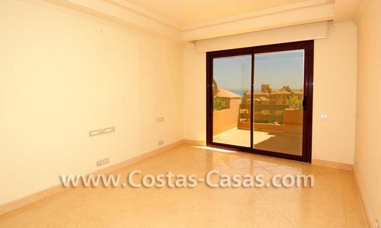 Apartamento de lujo ubicado en complejo frontal al mar en la Nueva Milla de Oro entre Marbella y Estepona 9