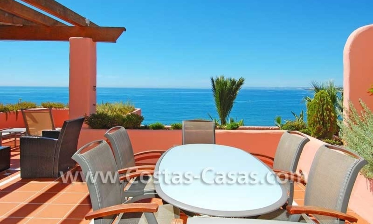 Apartamento ático de lujo a la venta, complejo situado en primera línea de playa, la Nueva Milla de Oro, Marbella - Estepona 1