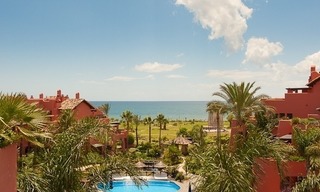 Apartamento ático de lujo a la venta en complejo situado en primera línea de playa en la Nueva Milla de Oro, Marbella - Estepona 2