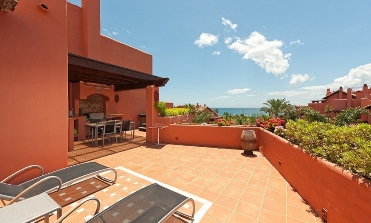 Apartamento ático de lujo a la venta en complejo situado en primera línea de playa en la Nueva Milla de Oro, Marbella - Estepona 7