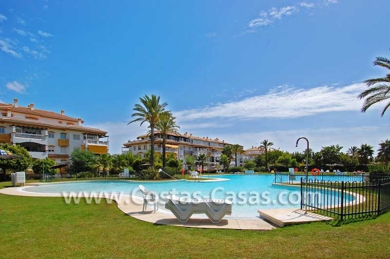 Apartamento de golf situado, planta baja en venta, Puerto Banús – Marbella – Nueva Andalucía