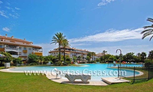 Apartamento de golf situado, planta baja en venta, Puerto Banús – Marbella – Nueva Andalucía 