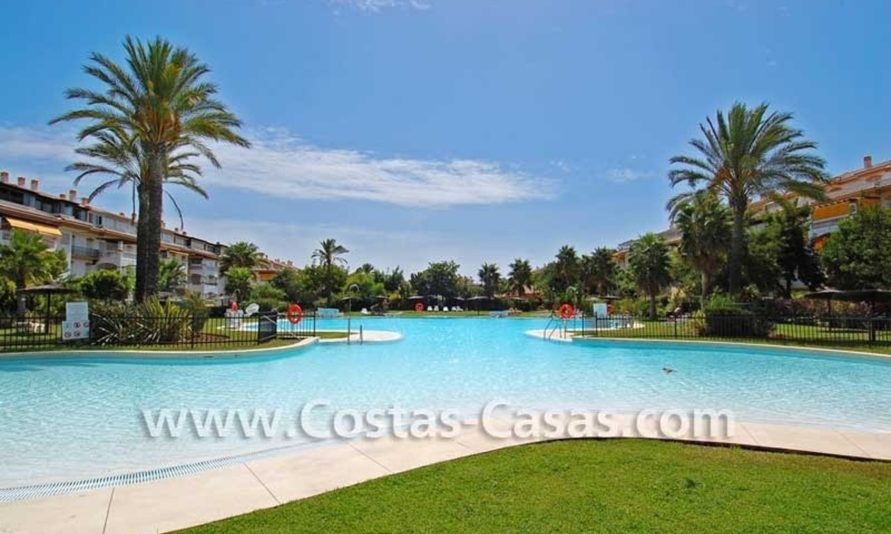 Apartamento de golf situado, planta baja en venta, Puerto Banús – Marbella – Nueva Andalucía 1