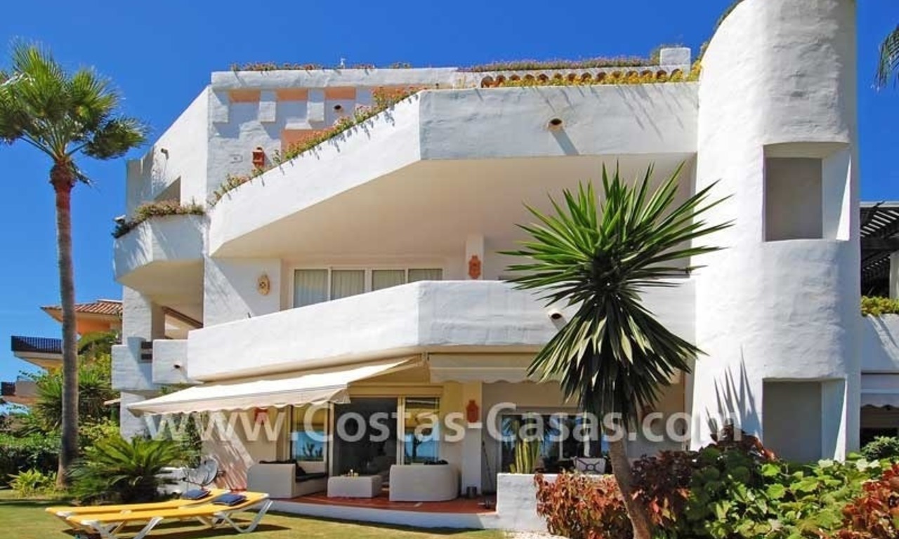 Apartamento de lujo, planta baja, primera línea de playa, frente a la playa, Nueva Milla de Oro, Marbella - Estepona 4