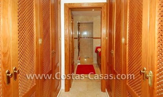 Apartamento de lujo, planta baja, primera línea de playa, frente a la playa, Nueva Milla de Oro, Marbella - Estepona 13