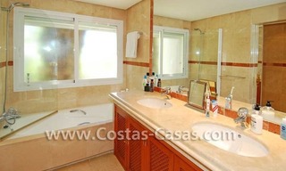 Apartamento de lujo, planta baja, primera línea de playa, frente a la playa, Nueva Milla de Oro, Marbella - Estepona 16