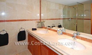 Apartamento de lujo, planta baja, primera línea de playa, frente a la playa, Nueva Milla de Oro, Marbella - Estepona 17