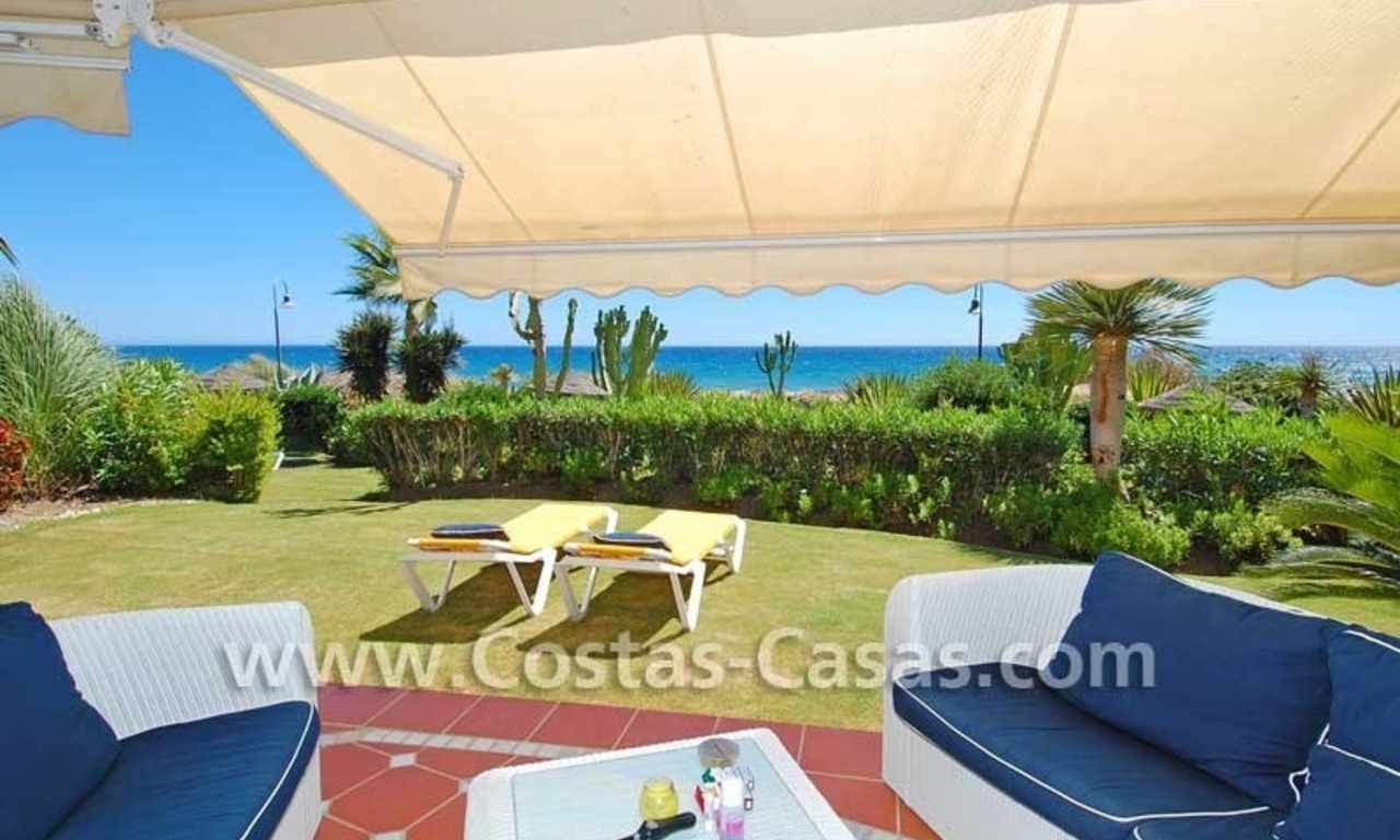 Apartamento de lujo, planta baja, primera línea de playa, frente a la playa, Nueva Milla de Oro, Marbella - Estepona 0