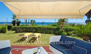 Apartamento de lujo, planta baja, primera línea de playa, frente a la playa, Nueva Milla de Oro, Marbella - Estepona 1