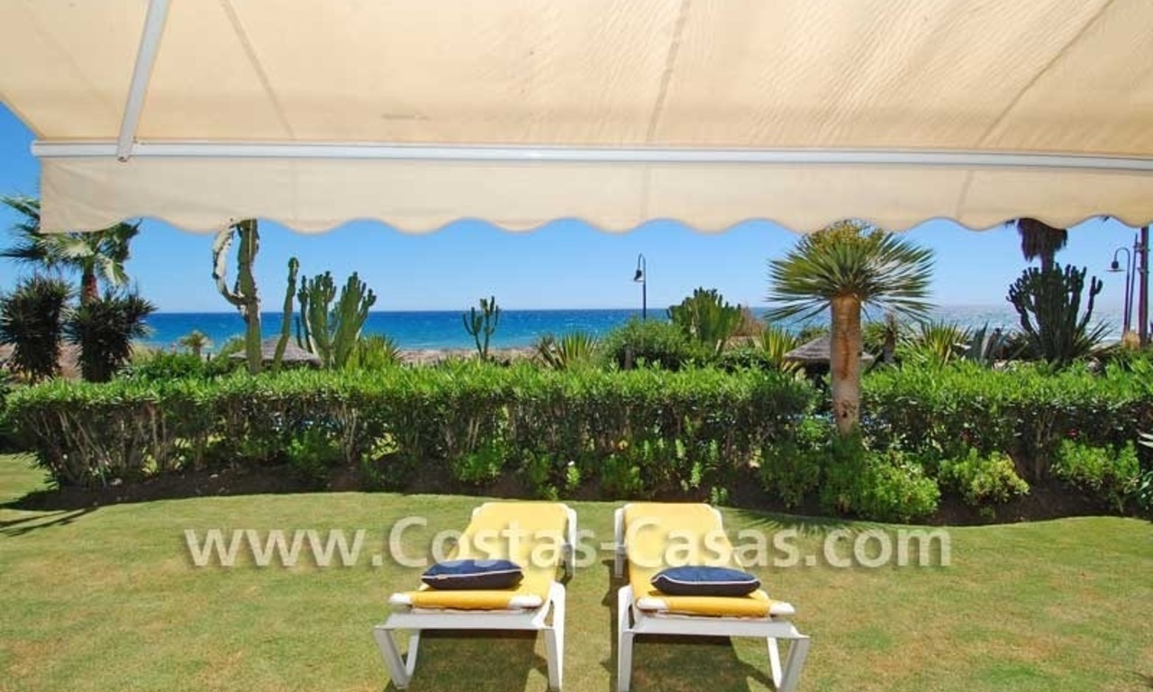 Apartamento de lujo, planta baja, primera línea de playa, frente a la playa, Nueva Milla de Oro, Marbella - Estepona 2