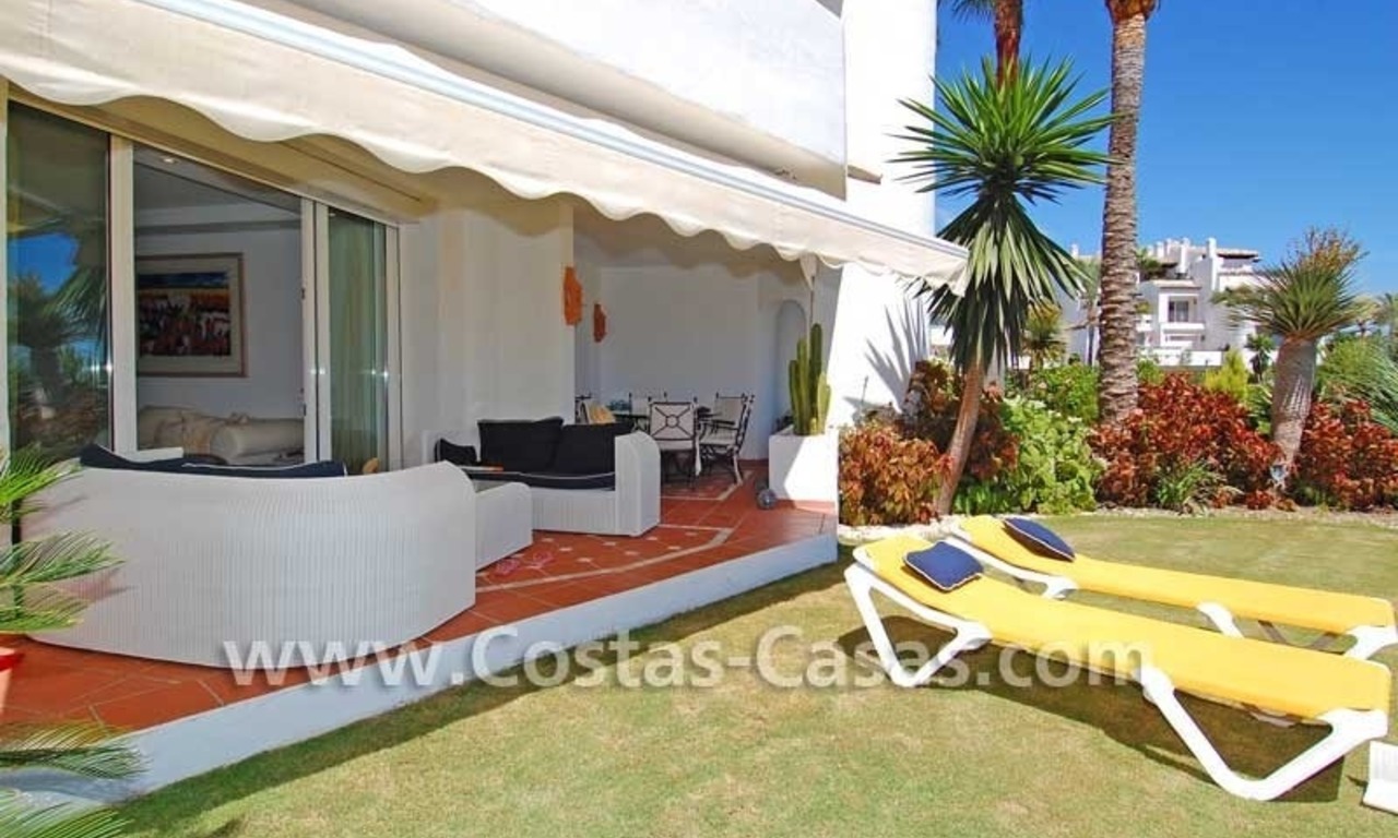 Apartamento de lujo, planta baja, primera línea de playa, frente a la playa, Nueva Milla de Oro, Marbella - Estepona 3