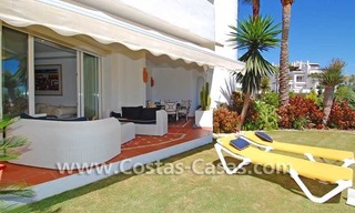 Apartamento de lujo, planta baja, primera línea de playa, frente a la playa, Nueva Milla de Oro, Marbella - Estepona 3