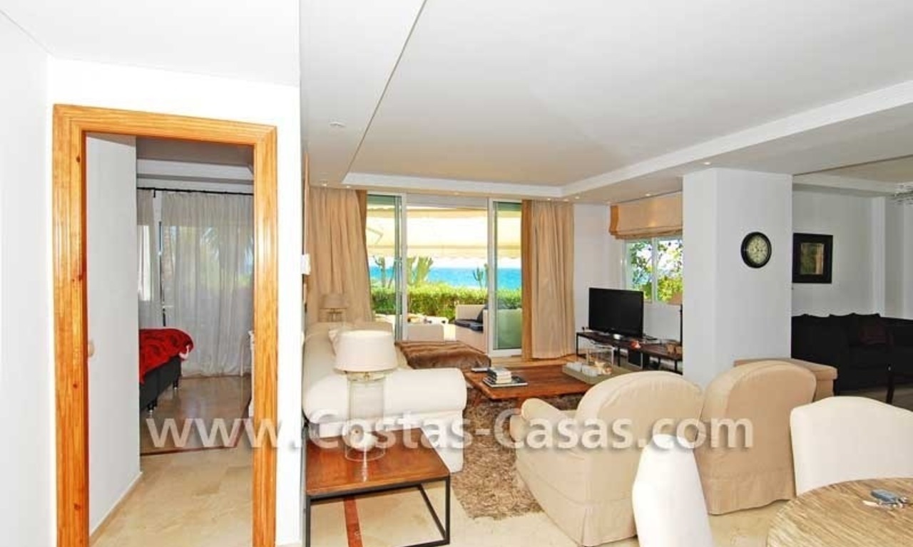 Apartamento de lujo, planta baja, primera línea de playa, frente a la playa, Nueva Milla de Oro, Marbella - Estepona 5