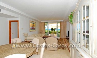 Apartamento de lujo, planta baja, primera línea de playa, frente a la playa, Nueva Milla de Oro, Marbella - Estepona 7