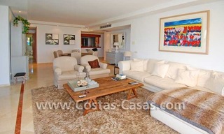 Apartamento de lujo, planta baja, primera línea de playa, frente a la playa, Nueva Milla de Oro, Marbella - Estepona 8