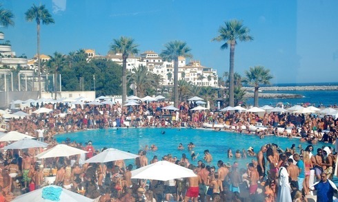 Puerto Banus Marbella por el dia y de noche 