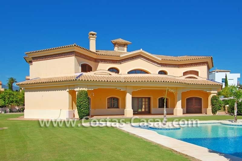 Villa moderna de estilo andaluz a la venta, complejo de golf, Nueva Milla de Oro, Puerto Banús - Marbella, Benahavis - Estepona