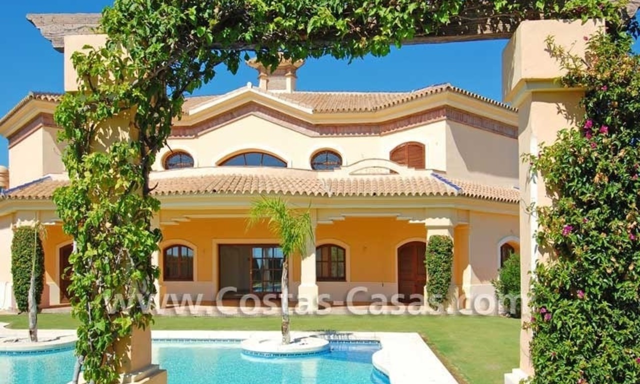Villa moderna de estilo andaluz a la venta, complejo de golf, Nueva Milla de Oro, Puerto Banús - Marbella, Benahavis - Estepona 2