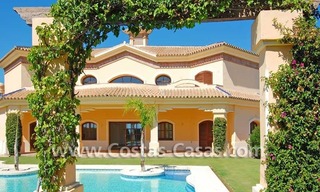 Villa moderna de estilo andaluz a la venta, complejo de golf, Nueva Milla de Oro, Puerto Banús - Marbella, Benahavis - Estepona 2
