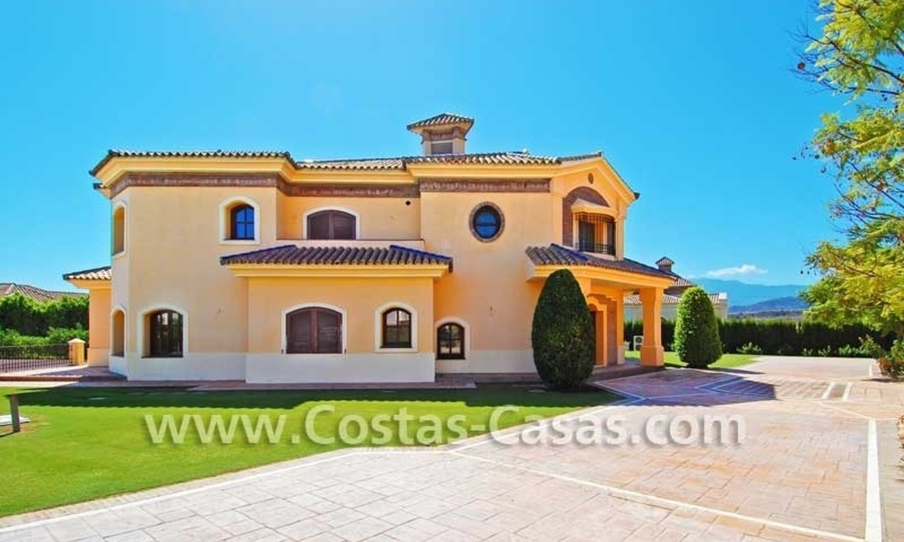 Villa moderna de estilo andaluz a la venta, complejo de golf, Nueva Milla de Oro, Puerto Banús - Marbella, Benahavis - Estepona 3