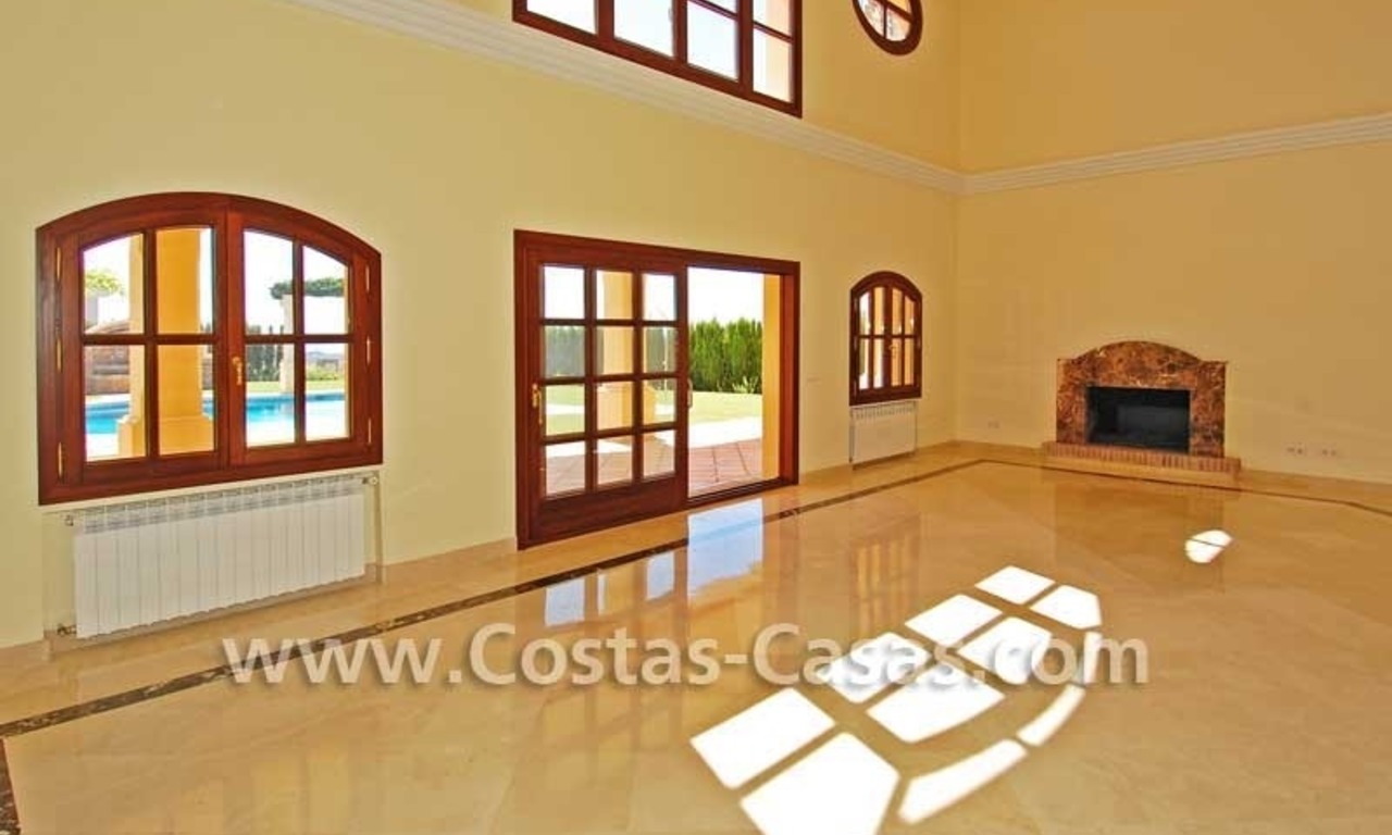 Villa moderna de estilo andaluz a la venta, complejo de golf, Nueva Milla de Oro, Puerto Banús - Marbella, Benahavis - Estepona 9