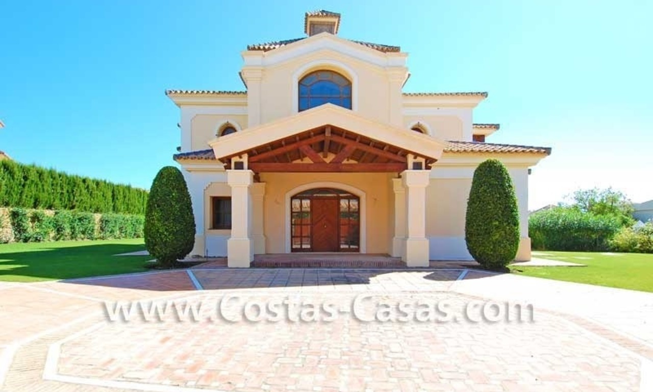 Villa moderna de estilo andaluz para comprar, complejo de golf, Nueva Milla de Oro, Puerto Banús - Marbella, Estepona 1