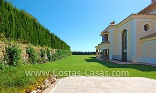 Villa moderna de estilo andaluz para comprar, complejo de golf, Nueva Milla de Oro, Puerto Banús - Marbella, Estepona 2