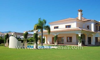 Villa moderna de estilo andaluz para comprar, complejo de golf, Nueva Milla de Oro, Puerto Banús - Marbella, Estepona 3