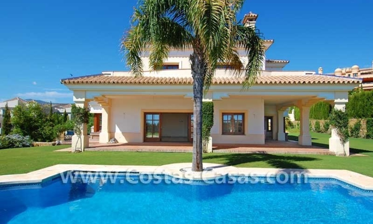 Villa moderna de estilo andaluz para comprar, complejo de golf, Nueva Milla de Oro, Puerto Banús - Marbella, Estepona 4