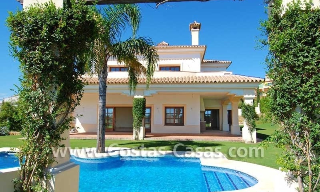 Villa moderna de estilo andaluz para comprar, complejo de golf, Nueva Milla de Oro, Puerto Banús - Marbella, Estepona 5