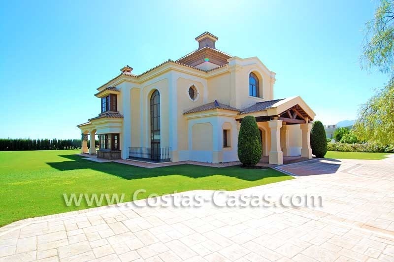 Villa moderna de estilo andaluz para comprar, complejo de golf, Nueva Milla de Oro, Puerto Banús - Marbella, Estepona