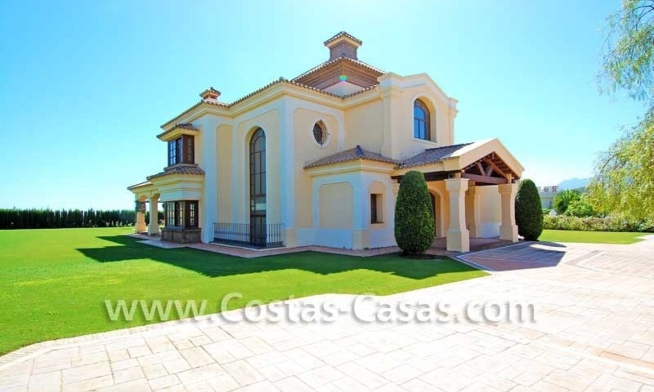 Villa moderna de estilo andaluz para comprar, complejo de golf, Nueva Milla de Oro, Puerto Banús - Marbella, Estepona 0