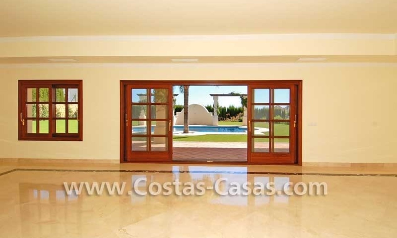 Villa moderna de estilo andaluz para comprar, complejo de golf, Nueva Milla de Oro, Puerto Banús - Marbella, Estepona 9