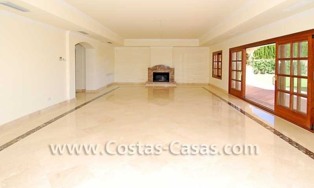 Villa moderna de estilo andaluz para comprar, complejo de golf, Nueva Milla de Oro, Puerto Banús - Marbella, Estepona 10