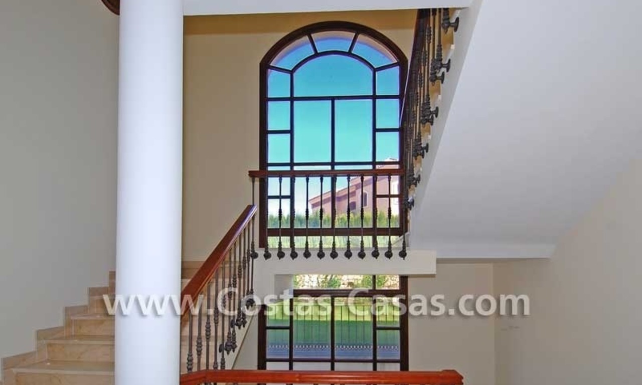 Villa moderna de estilo andaluz para comprar, complejo de golf, Nueva Milla de Oro, Puerto Banús - Marbella, Estepona 11