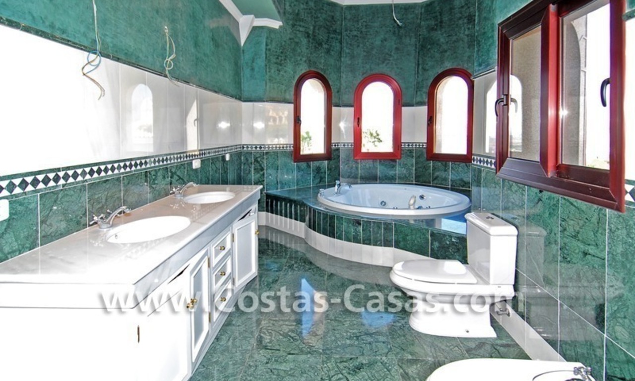Villa de estilo clásico andaluz en venta, complejo de golf, Nueva Milla de Oro, Puerto Banús - Marbella, Benahavis - Estepona 20