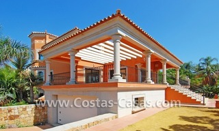 Villa de estilo clásico andaluz en venta, complejo de golf, Nueva Milla de Oro, Puerto Banús - Marbella, Benahavis - Estepona 1