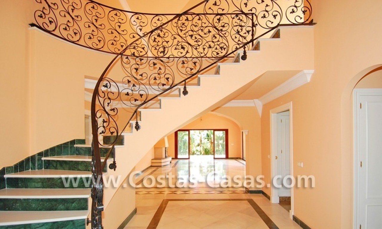 Villa de estilo clásico andaluz en venta, complejo de golf, Nueva Milla de Oro, Puerto Banús - Marbella, Benahavis - Estepona 7