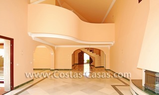 Villa de estilo clásico andaluz en venta, complejo de golf, Nueva Milla de Oro, Puerto Banús - Marbella, Benahavis - Estepona 11