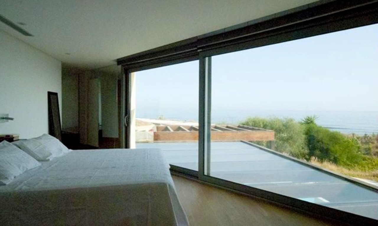Moderna Villa frente a la playa en venta en Marbella 6