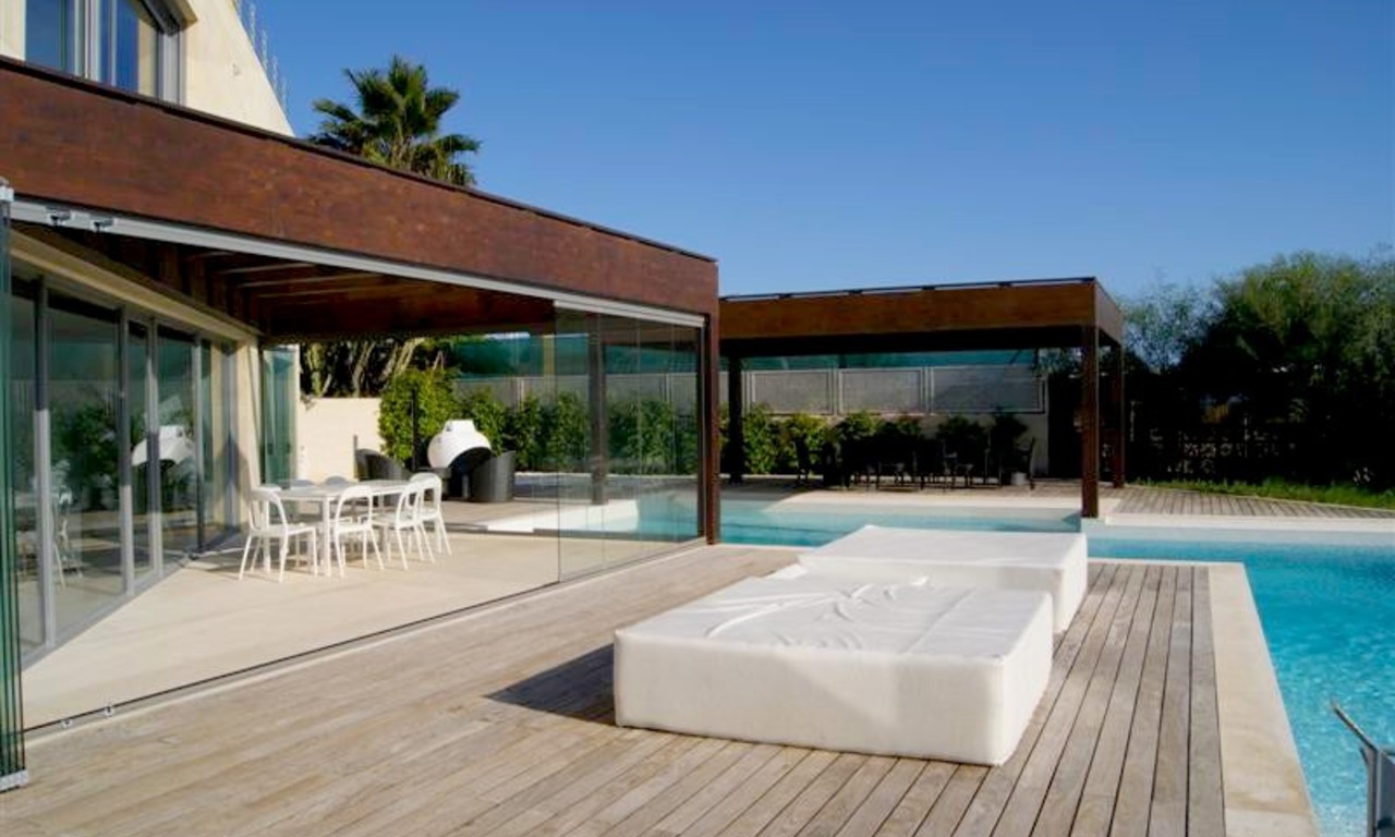 Moderna Villa frente a la playa en venta en Marbella 3