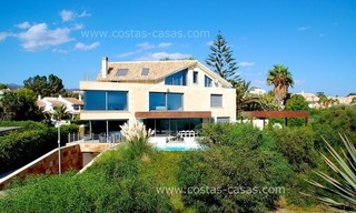 Moderna Villa frente a la playa en venta en Marbella 1