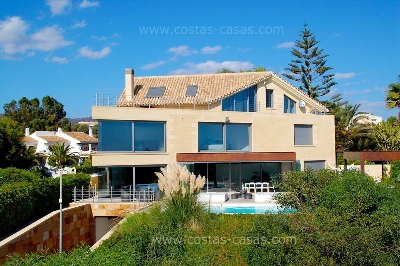 Moderna Villa frente a la playa en venta en Marbella