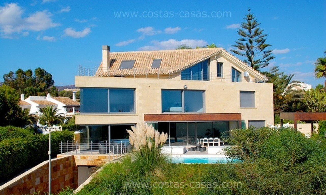 Moderna Villa frente a la playa en venta en Marbella 0