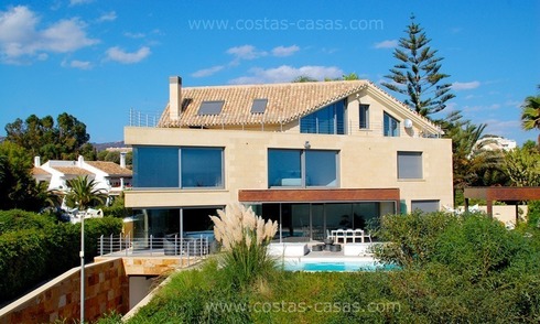Moderna Villa frente a la playa en venta en Marbella 