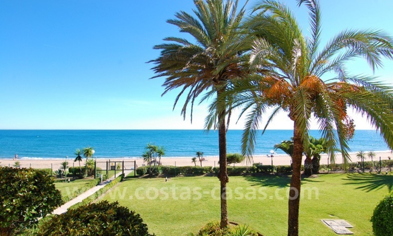 Apartamento ático en primera línea de playa a la venta en la Nueva Milla de Oro entre Marbella y Estepona centro 0