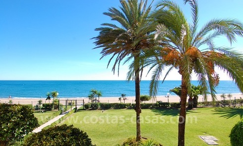 Apartamento ático en primera línea de playa a la venta en la Nueva Milla de Oro entre Marbella y Estepona centro 