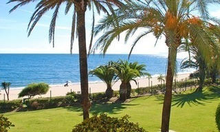 Apartamento ático en primera línea de playa a la venta en la Nueva Milla de Oro entre Marbella y Estepona centro 2
