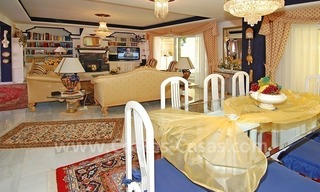 Villa situada en primera línea de playa a la venta en Marbella este 11